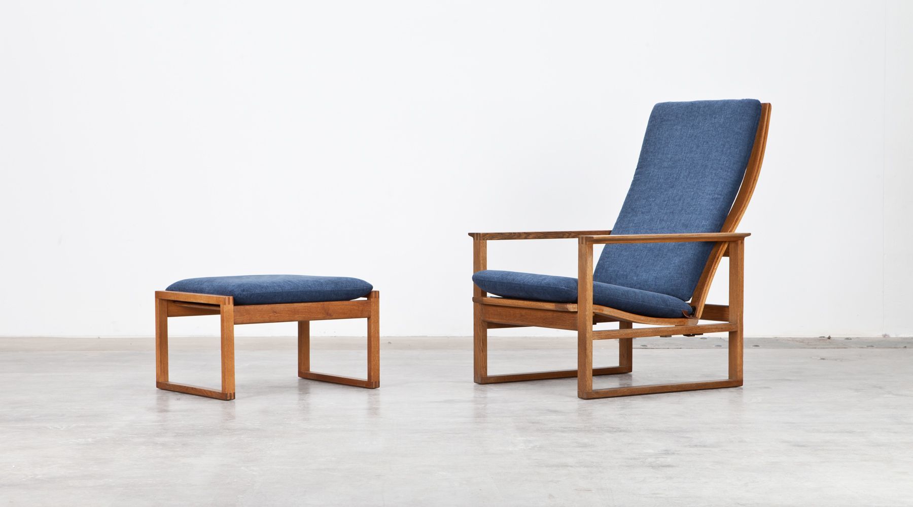 lounge chair with ottoman