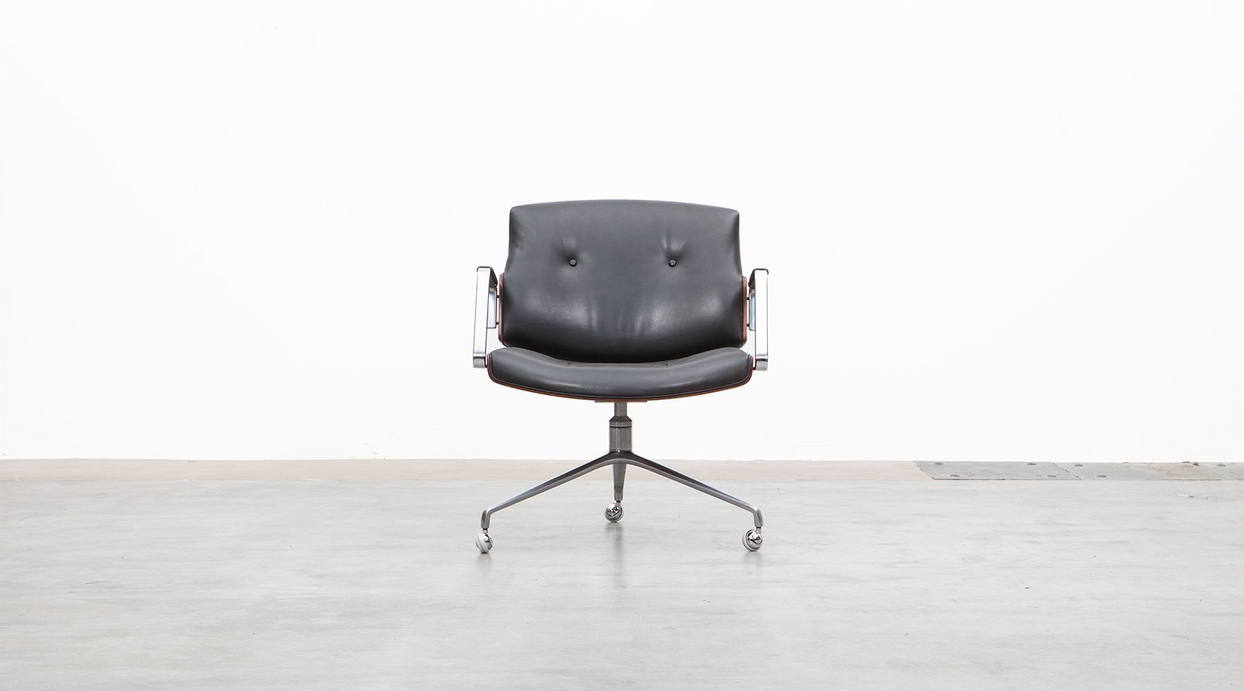swivel chair (d)