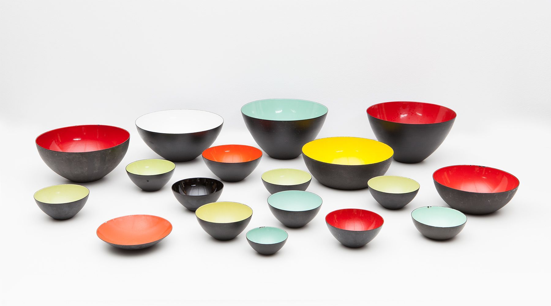 set of enameled bowls (18)