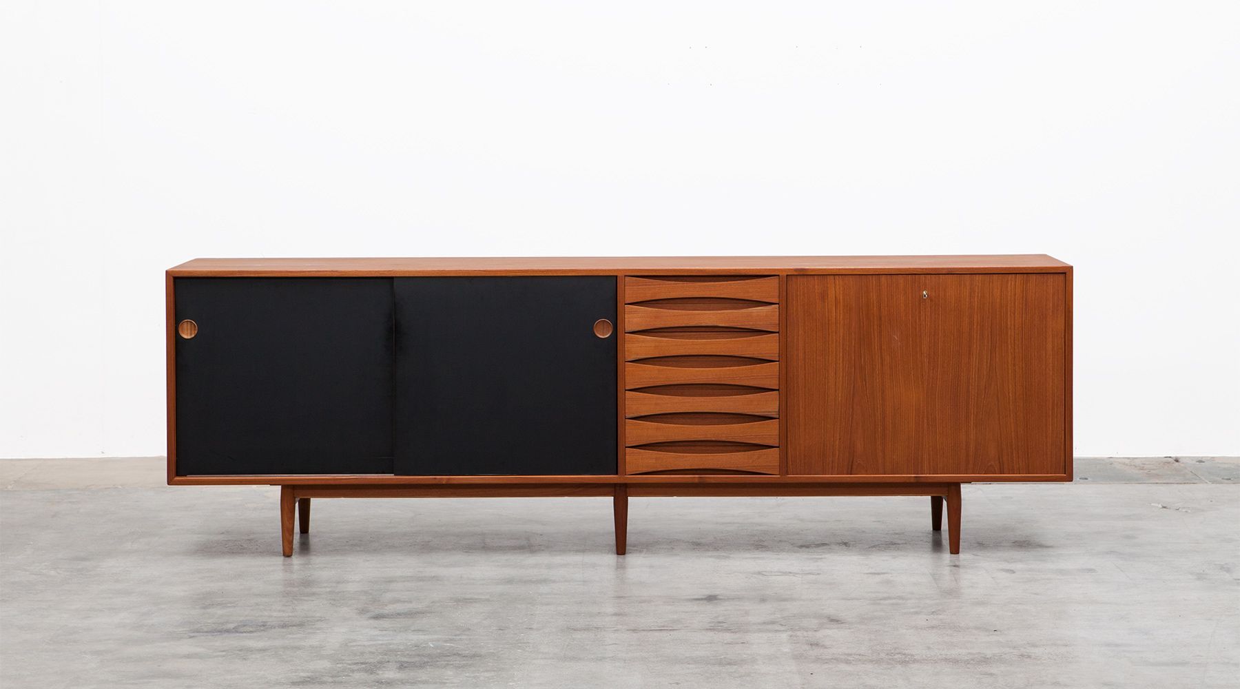 sideboard (b)